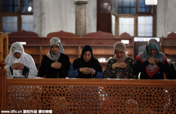 Muslims around the world mark first eve of holy month