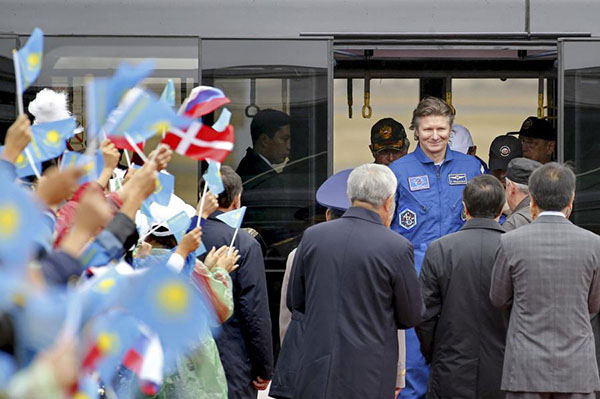 Kazakhstan welcomes cosmonaut after record achievement