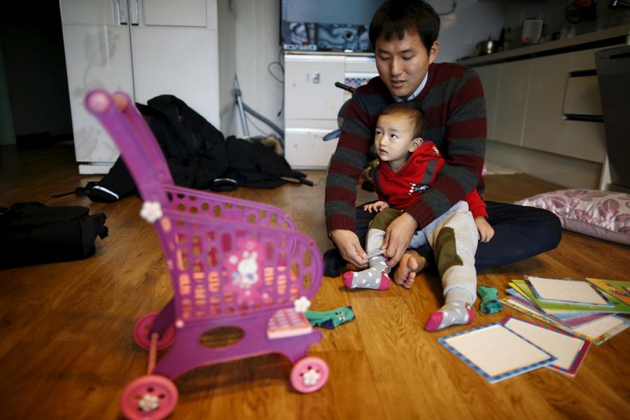 South Korean 'superdads' on paternity leave break with tradition