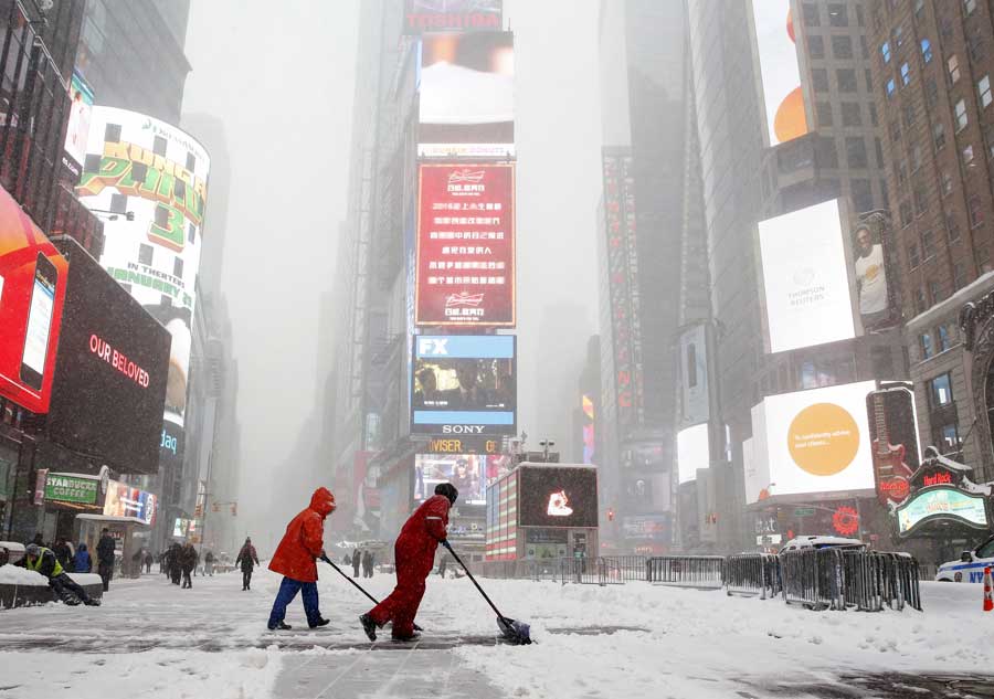 Storm grips New York after dumping 2 feet of snow on Washington