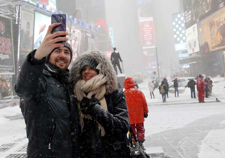 Storm grips New York after dumping 2 feet of snow on Washington