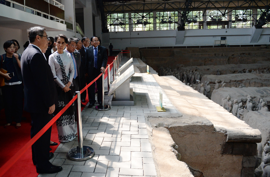 Aung San Suu Kyi arrives at Xi'an