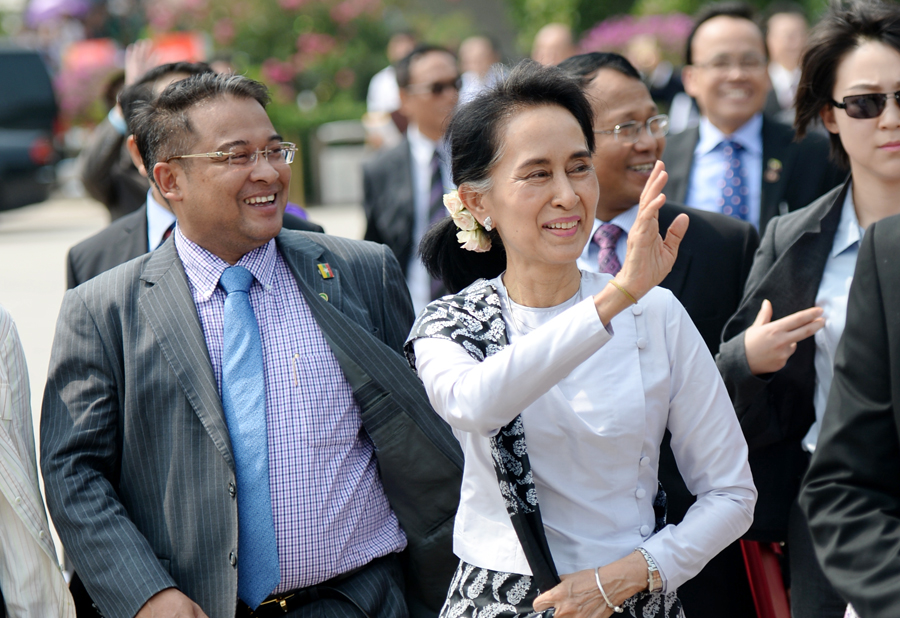 Aung San Suu Kyi arrives at Xi'an