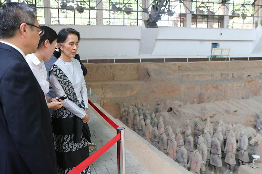 Aung San Suu Kyi arrives at Xi'an