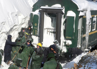 消防战士除雪抢险