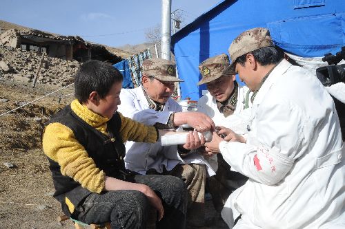 守护雪域高原，朵朵生命之花——记西藏军区副司令员兼西藏军区总医院院长李素芝