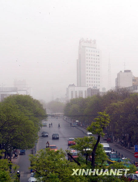 我国多个地区遭遇大风沙尘天气[组图]