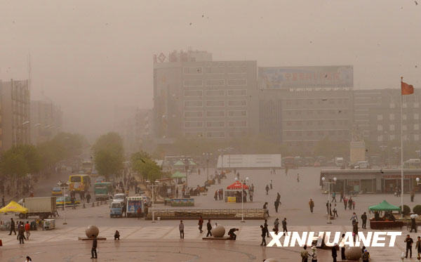 我国多个地区遭遇大风沙尘天气[组图]