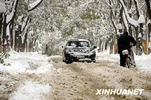 北方各地全力应对“百年一遇”暴雪灾害