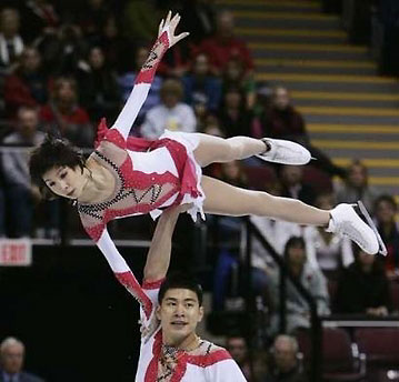 Zhang Dan (top) and Zhang Hao compete in the pairs free skate during the Skate Canada figure skating competition in Victoria, British Columbia, November 3, 2006. They came in first in the competition. [Reuters]