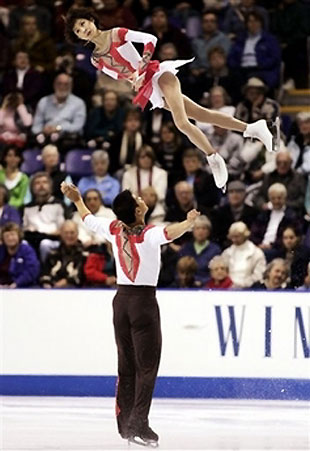 Zhang Dan (top) and Zhang Hao compete in the pairs free skate during the Skate Canada figure skating competition in Victoria, British Columbia, November 3, 2006. They came in first in the competition. [Reuters]