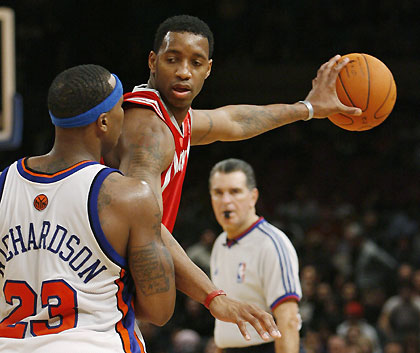 Houston Rockets guard Tracy McGrady (R) keeps the ball away from New York Knicks forward Quentin Richardson in the fourth quarter of their NBA basketball game in New York November 20, 2006. 