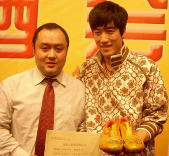 Liu Xiang's shoes auctioned at 150,000 yuan