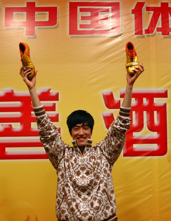 Liu Xiang's shoes auctioned at 150,000 yuan