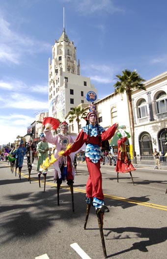 Beijing Olympic-themed gala stages in Hollywood