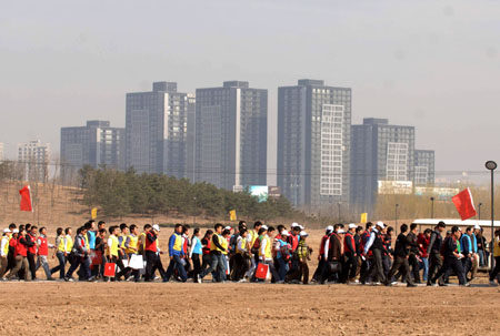 Long walk marks 500-day countdown to Olympics