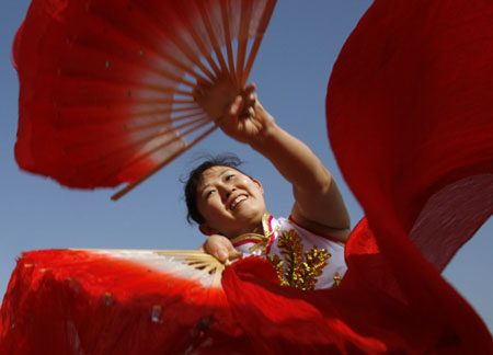 Long walk marks 500-day countdown to Olympics