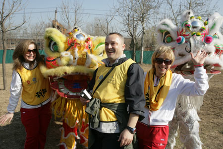 Western faces show up in Int'l Long Walk Carnival