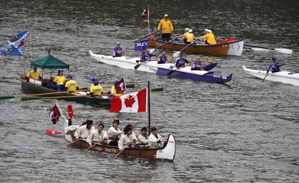 UK queen joins giant jubilee flotilla in London