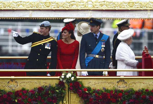 UK queen joins giant jubilee flotilla in London