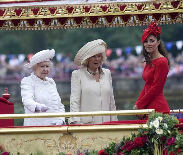 UK queen joins giant jubilee flotilla in London