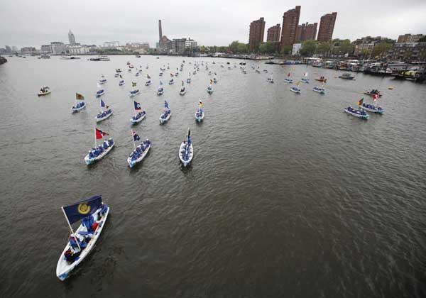 UK queen joins giant jubilee flotilla in London