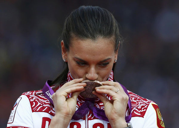 Isinbayeva to go to Rio, aims to regain title