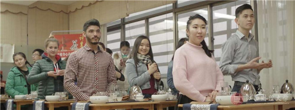 International Students Experienced Chinese Tea Culture in School of Tourism and Urban Management