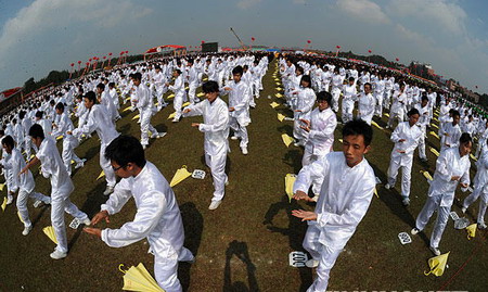 Tens of thousands of Kungfu fans perform Taiji