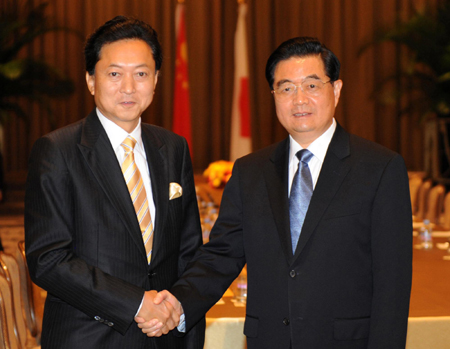 Hu meets with world leaders