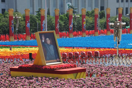 Portraits of CPC leaders paraded on National Day