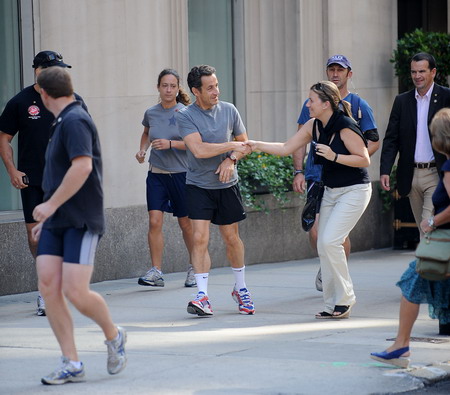 Sarkozy shakes hands with woman while jogging in NYC