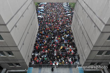 Almost 1 million people sit China's civil service exam