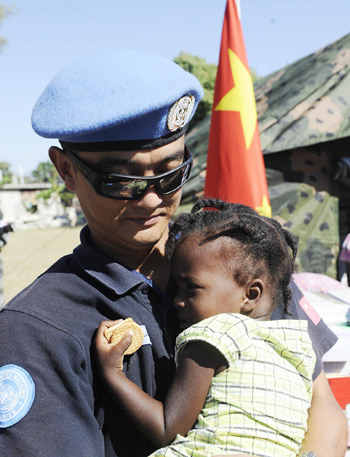 Chinese UN staffers donate food, tents to Haiti orphanage