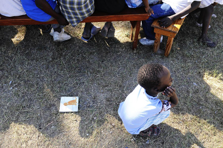 Chinese UN staffers donate food, tents to Haiti orphanage