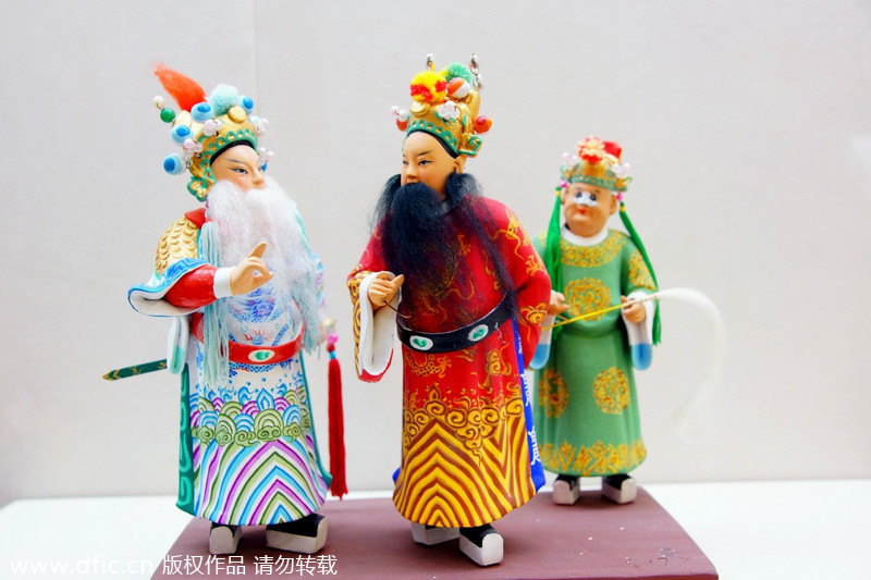 Vivid clay figurines exhibited in Nanjing