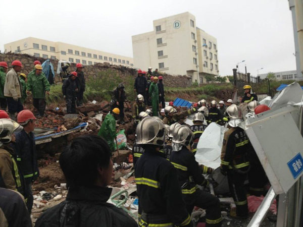 Wall collapse in E China kills 18