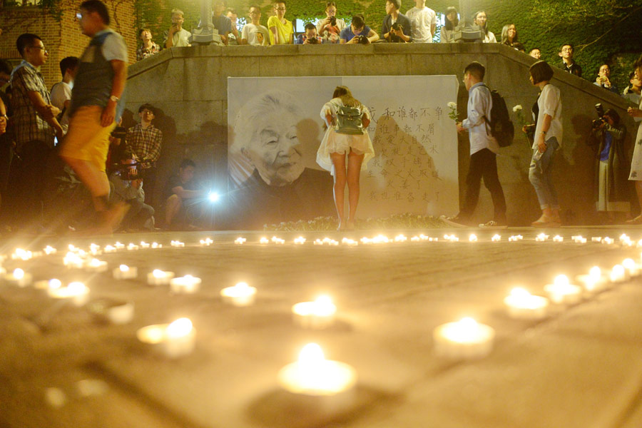Tsinghua lights candles in memory of alumna and celebrated writer Yang Jiang