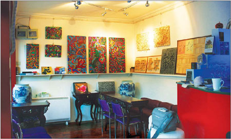 Bar serves up local art at Fangjia