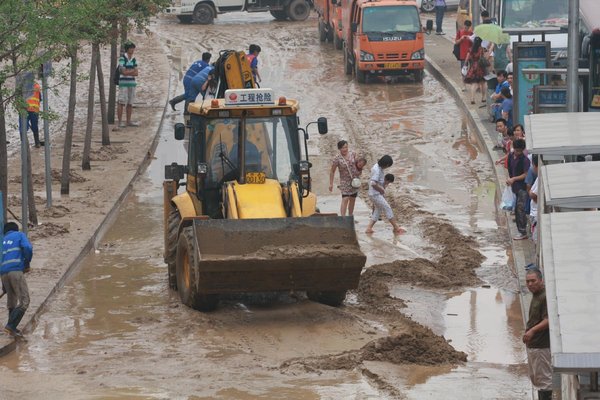 Burst pipe leaves 1,000 without water in Beijing