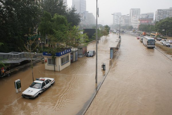 Burst pipe leaves 1,000 without water in Beijing