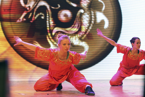 Foreign students stage <EM>Kung fu</EM> show for New Year reception