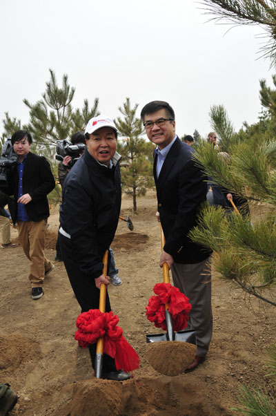 Gary Locke plants Sino-American friendship trees in Beijing