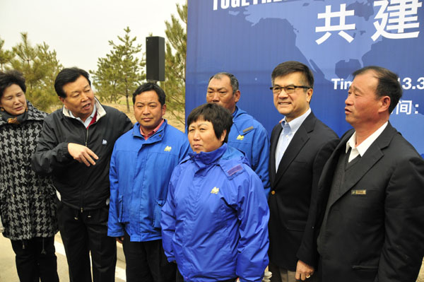 Gary Locke plants Sino-American friendship trees in Beijing