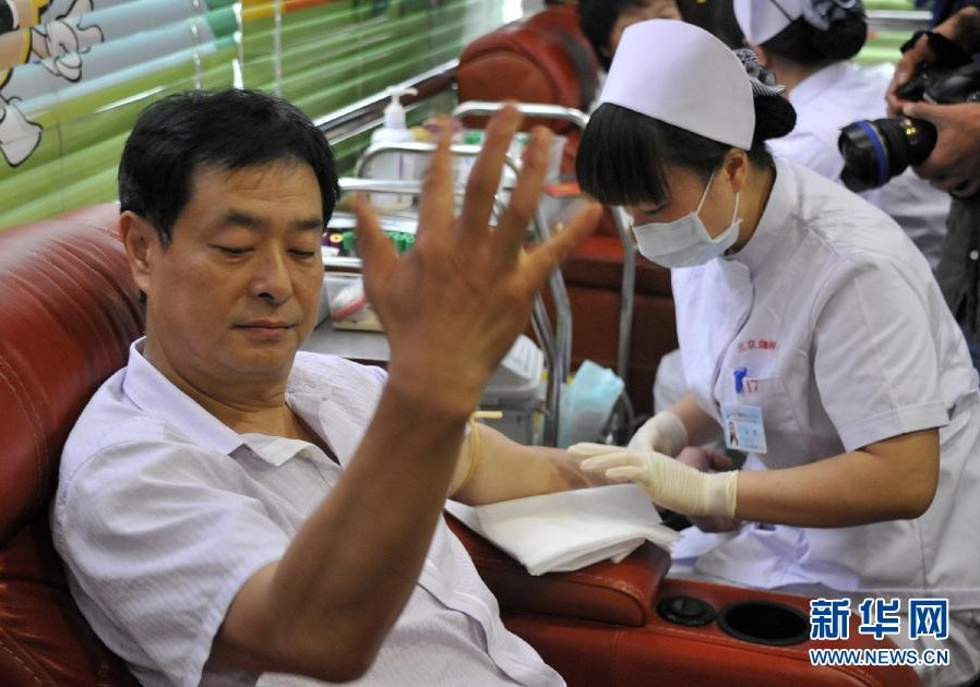 Celebrity promotes blood donation