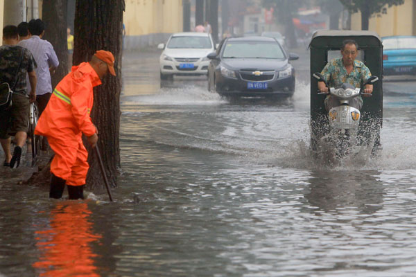 Beijing rainstorm cancels flights, kills airport worker