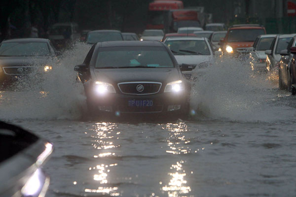 Beijing rainstorm cancels flights, kills airport worker