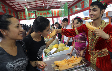 Fair brings Hami melons to Beijing