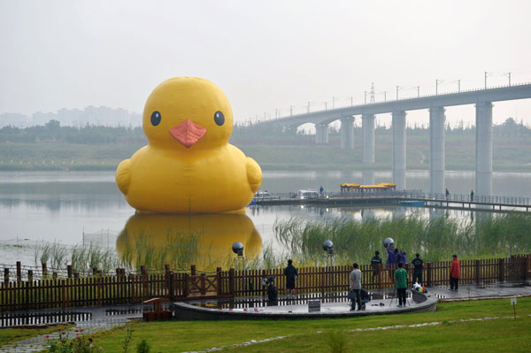 Giant rubber duck comes to life in Beijing