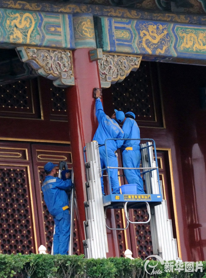 Workers polish up Tiananmen to greet Mid-Autumn Festival and National Day